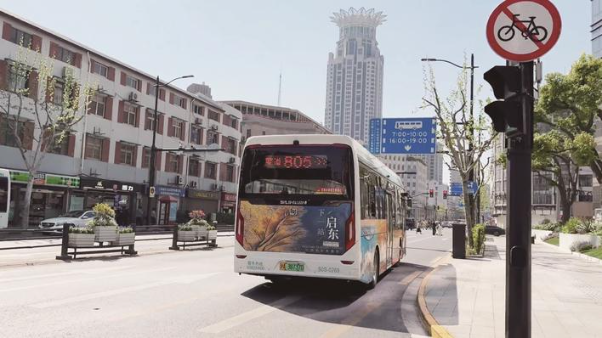 啟東城市形象主題公交車(chē)亮相上海街頭