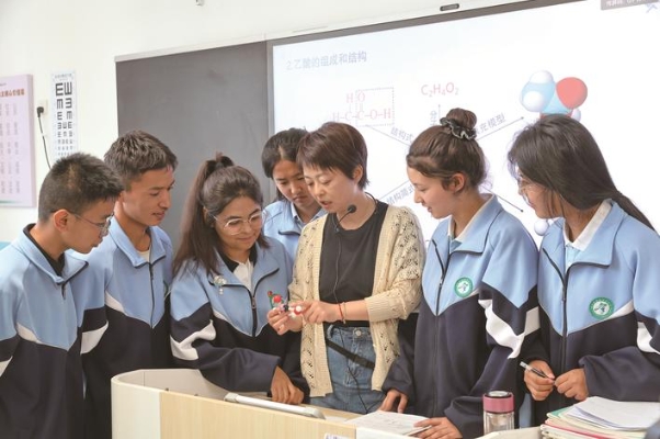 援疆教師在伊寧縣南通高級(jí)中學(xué)課堂上授課