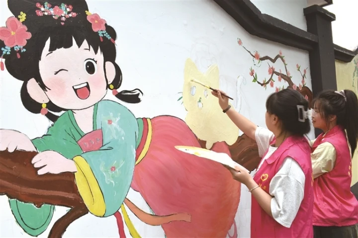 國風(fēng)童趣墻繪點(diǎn)亮市區(qū)鶴濤路