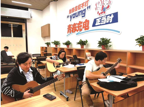 這屆年輕人掀起“地鐵學習熱”