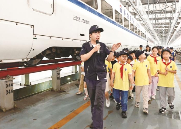 2025暑期“七彩夏日?通博seek自然行”走進(jìn)南京動(dòng)車段南通動(dòng)車運(yùn)用所
