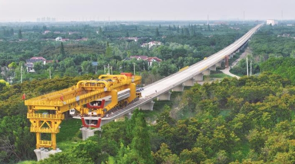 崇明特大橋預(yù)制箱梁架設(shè)突破2000米