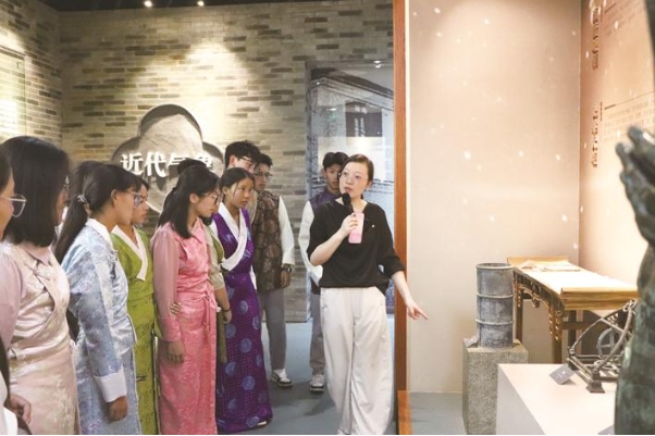 西藏民族中學(xué)學(xué)子走進(jìn)南通氣象博物館